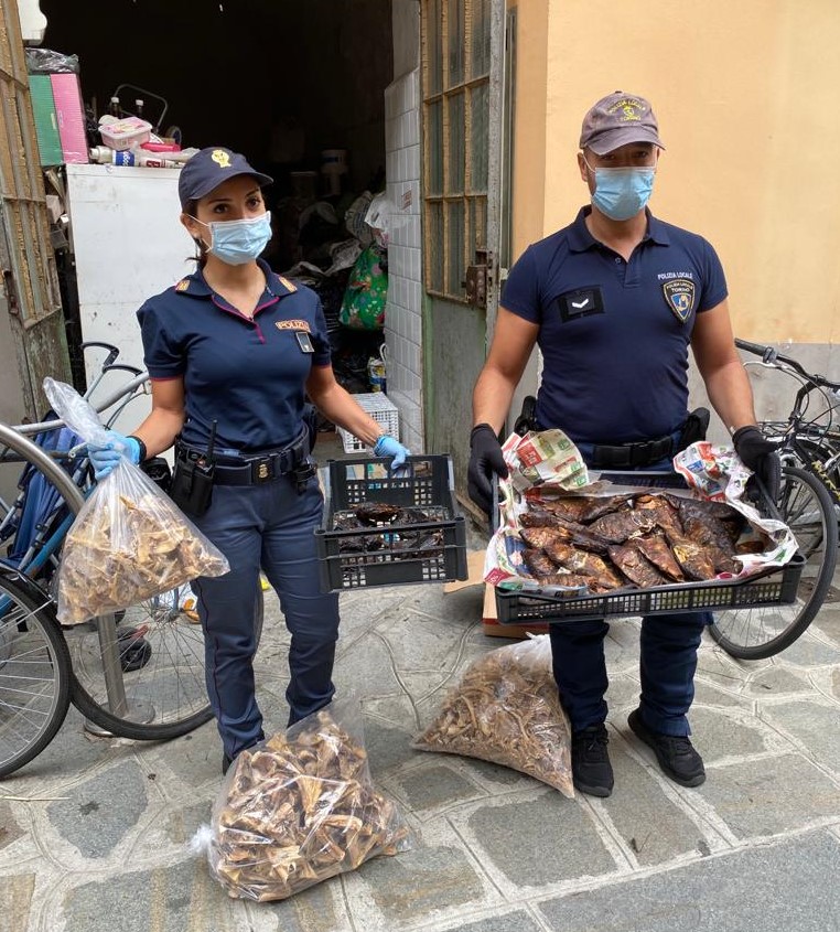 Merce in cattivo stato di conservazione: multate 4 donne