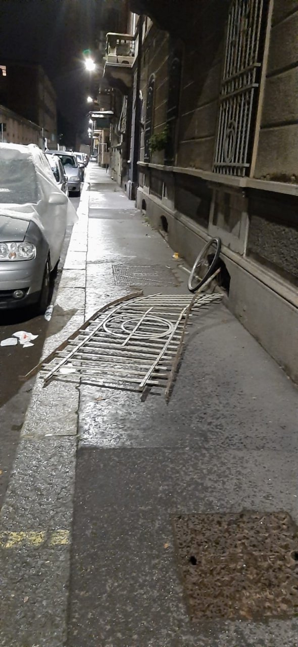 Cede la ringhiera del balcone: uomo cade su un’auto parcheggiata