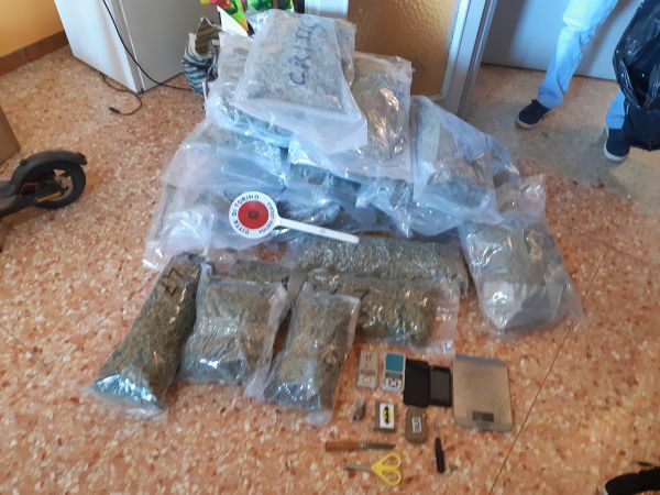 Inquilini in fuga, non hanno gradito la visita di controllo nell’alloggio che occupavano abusivamente