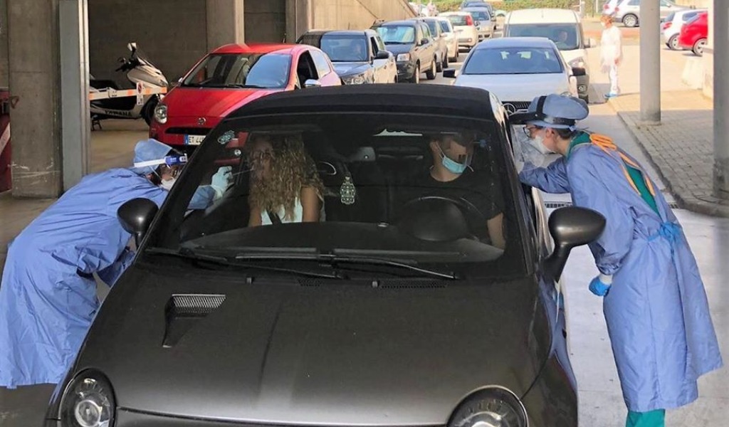 Tamponi in aeroporto e pit stop per chi rientra in auto: ecco come funziona nel Torinese