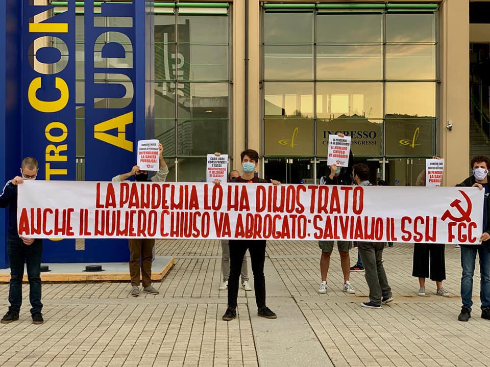 Al via i test di Medicina: studenti in fila e proteste per il numero chiuso