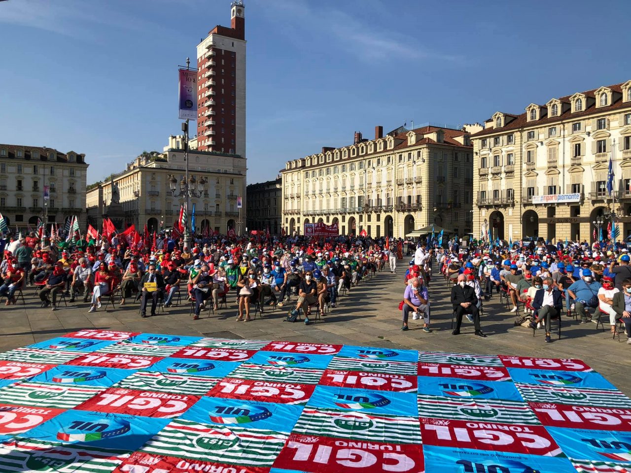 Sindacati in piazza per l’emergenza lavoro: “Non c’è un minuto da perdere”