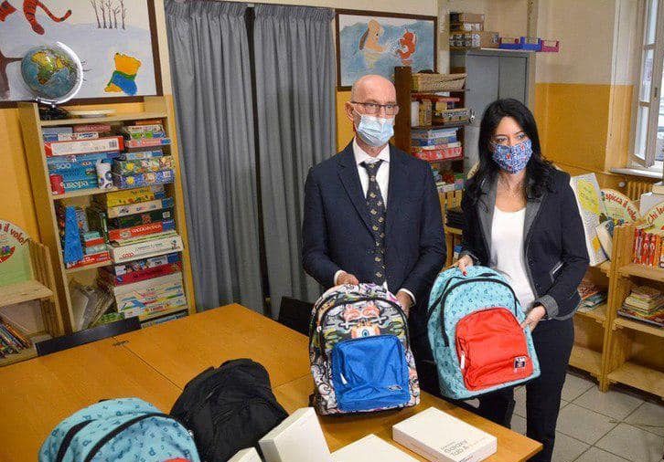 Libri, zaino e un tablet agli studenti svantaggiati di Torino