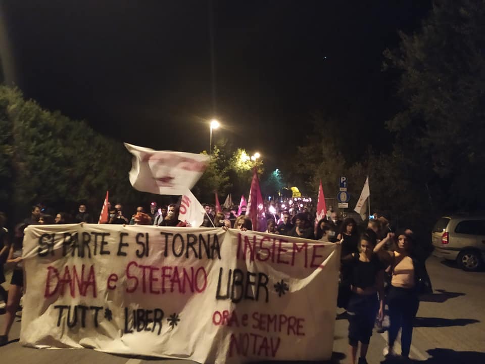 Fiaccolata No Tav e strade gremite: “Libertà per Stefano e Dana”