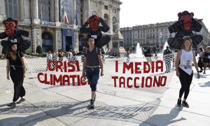 Manifestanti incatenati in piazza a Torino per l'emergenza climatica