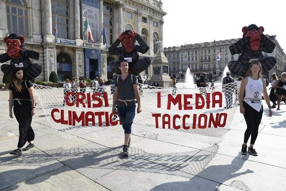 Manifestanti incatenati in piazza a Torino per l’emergenza climatica