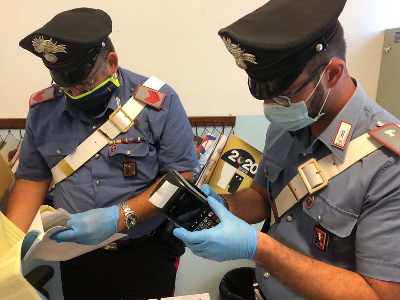 Truffatori evoluti con tanto di POS mobile per raggirare gli anziani: arrestati