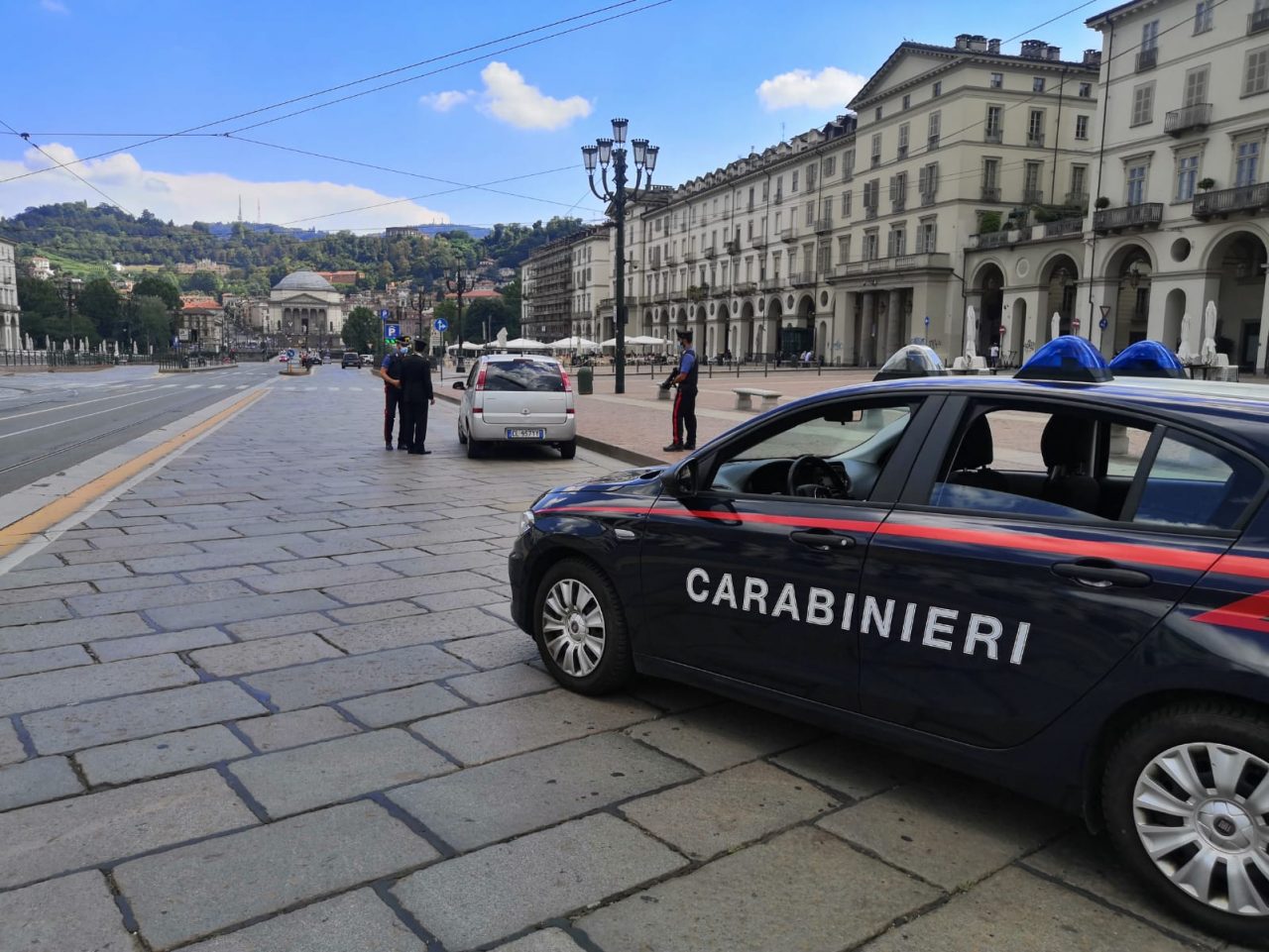 Prende a calci un invalido per derubarlo, ma i passanti non perdonano: arrestato