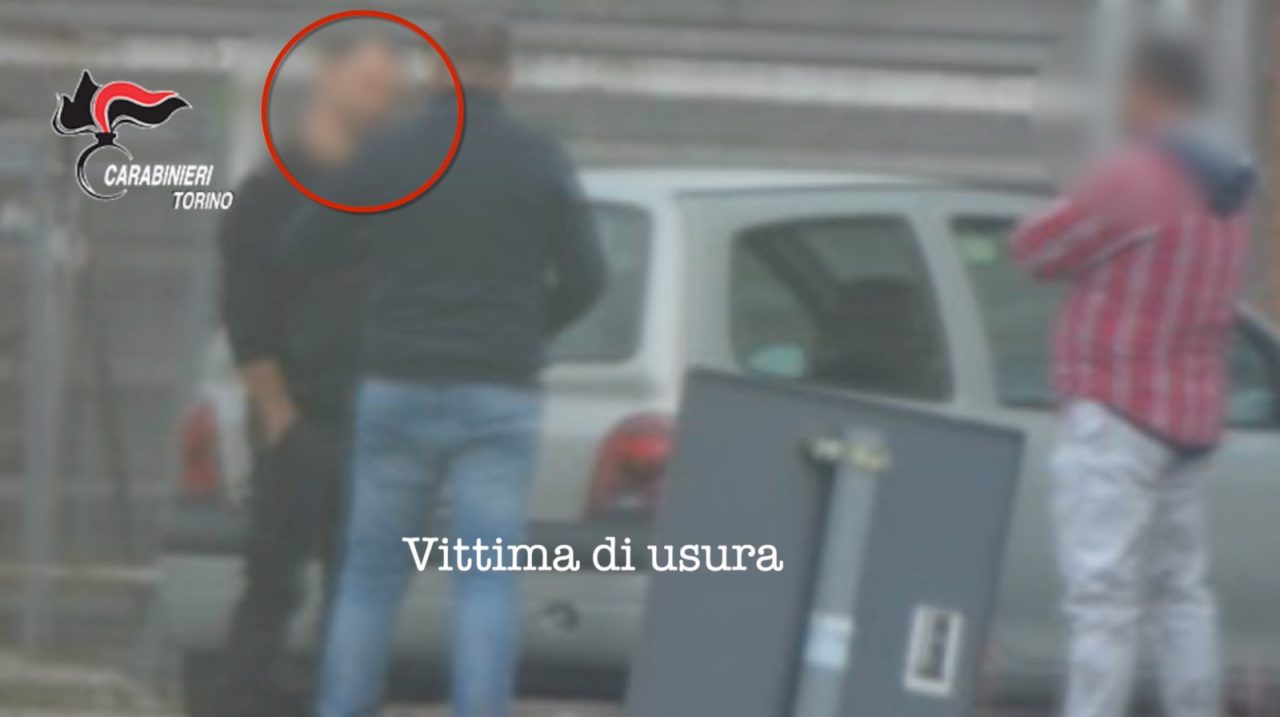 Soldi ad usura con i proventi della droga, una vittima si toglie la vita: 17 arresti VIDEO