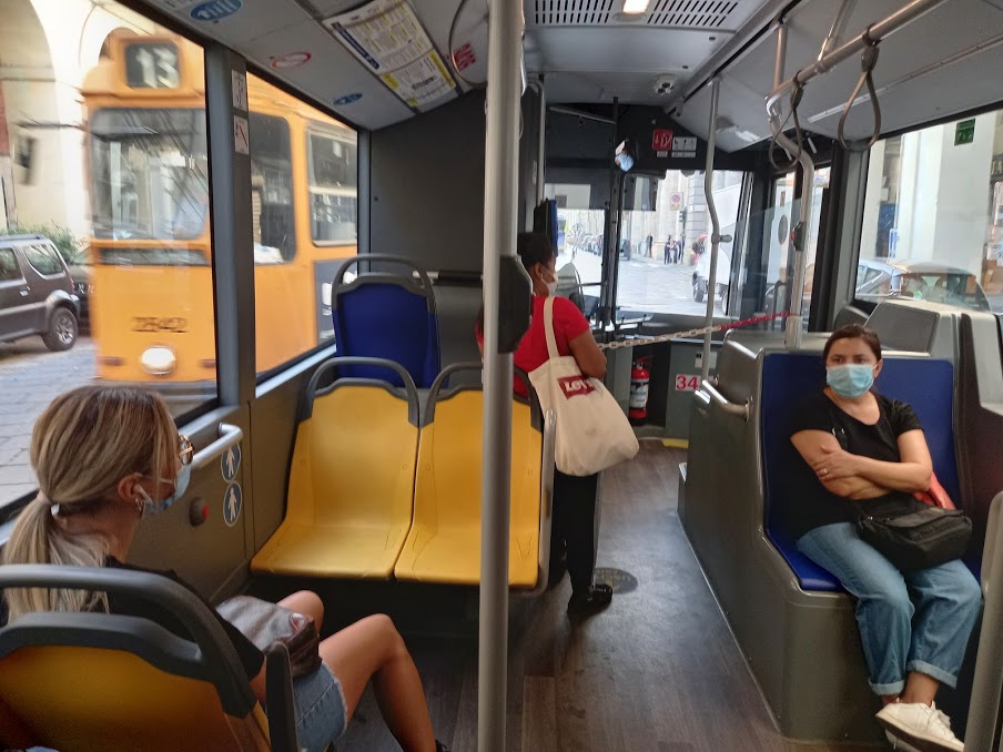 E’ senza biglietto del bus e aggredisce il controllore