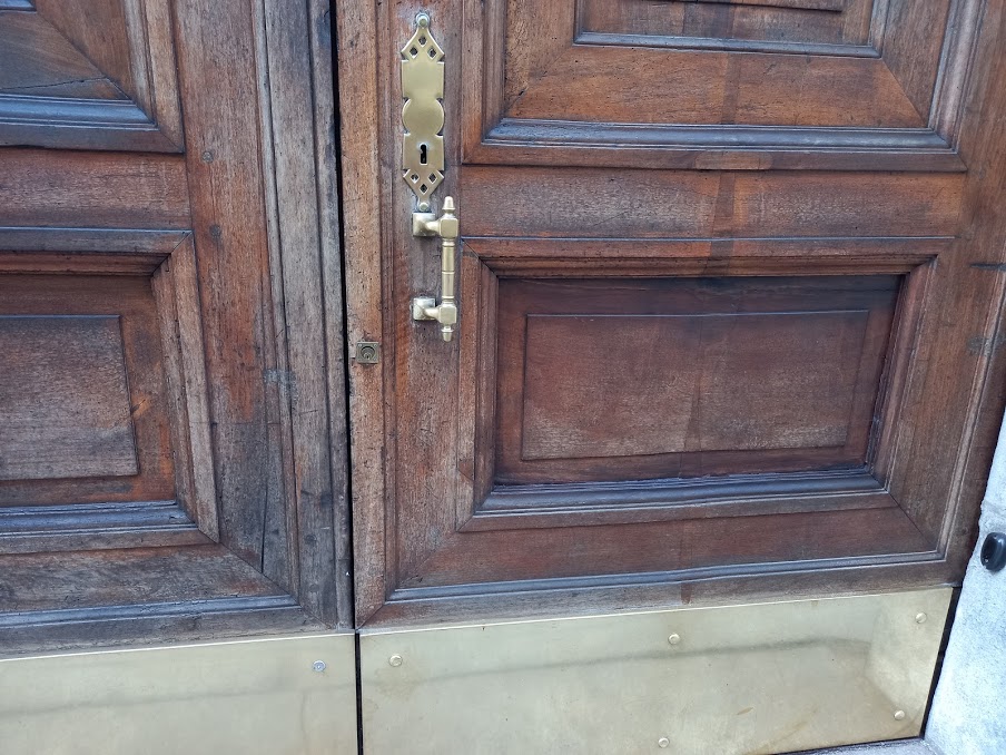 Riparato il portone danneggiato per ripicca dai giovani della movida