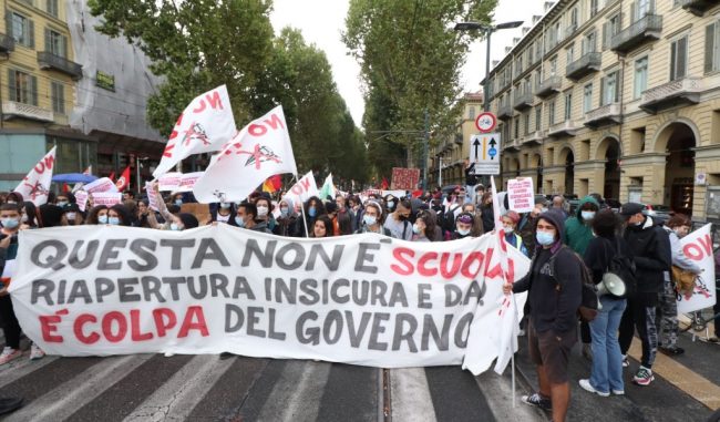 La Cub porta in strada a Torino la protesta sulla scuola FOTO