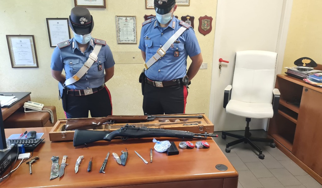 Spara un colpo al vicino di casa dopo un anno di atti persecutori: in manette 46enne VIDEO