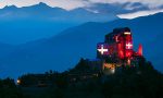 La Sacra di San Michele "avvolta"dal Drapò per dare un senso di unità al popolo piemontese