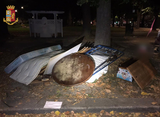 Belli tranquilli scaricavano rifiuti pesanti in un parco cittadino: arrestati