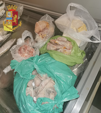 Market da incubo: blatte in ogni angolo e carne in decomposizione
