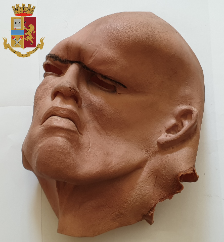 “Vi contagio tutti”: entra in banca mascherato da The Rock e al posto della pistola… un colpo di tosse