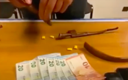Droga nascosta nell’amuleto portafortuna che a quanto pare “non funziona” VIDEO