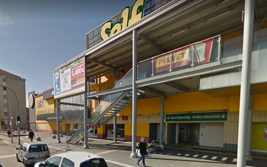 Per portarsi via una smerigliatrice senza pagare arriva a picchiare un sessantenne: arrestata