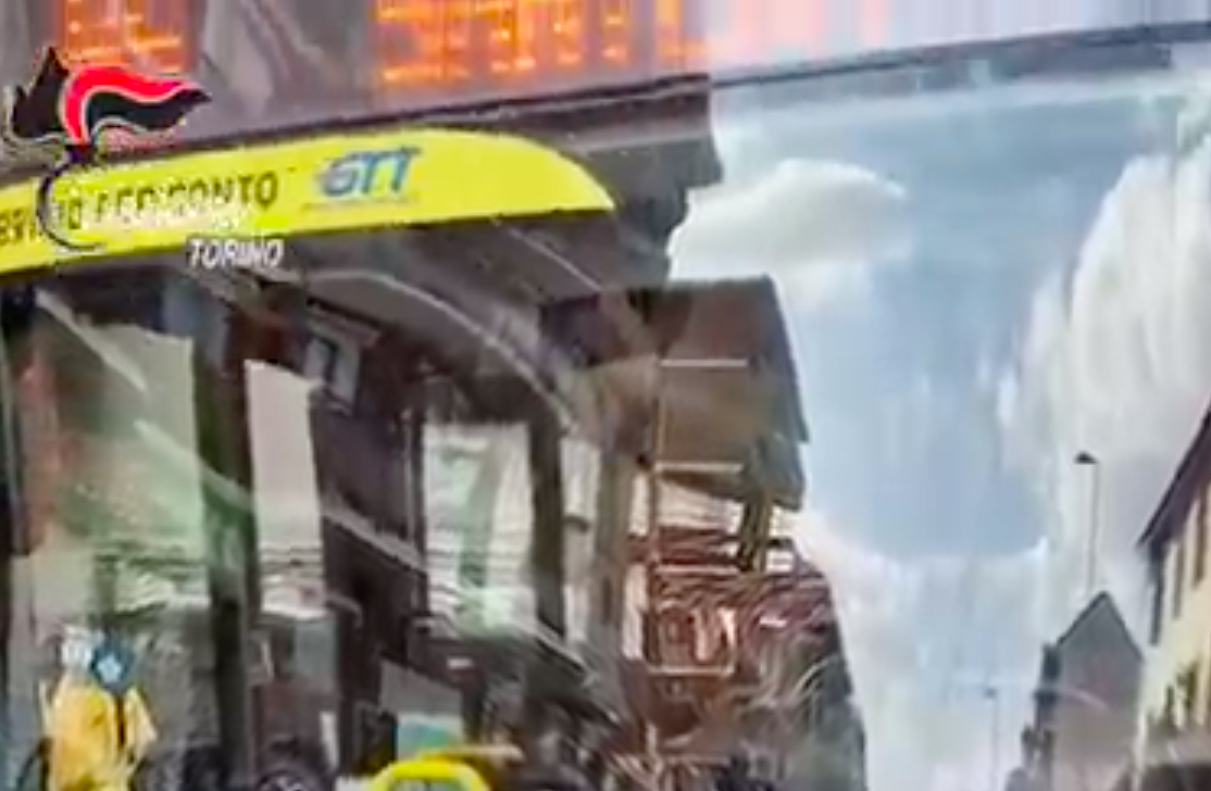 Sale ubriaco sul bus e poi lo prende a martellate