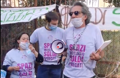 “Abbiamo bisogno di spazi per le nostre associazioni”: il presidio davanti a una scuola abbandonata