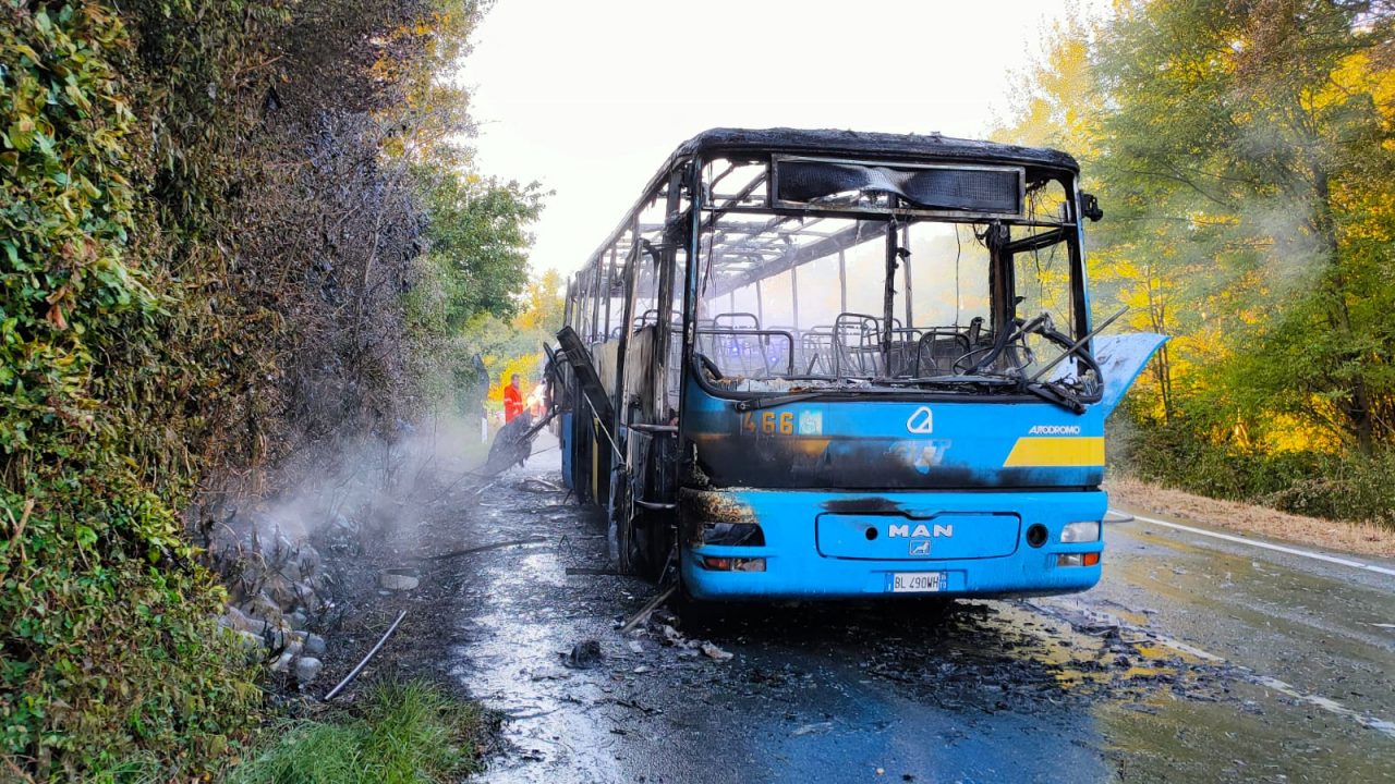 Pullman Gtt a fuoco durante la marcia a Torre Canavese, passeggeri illesi