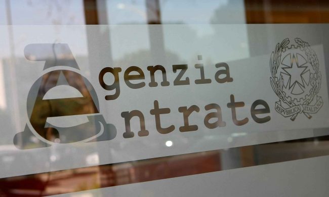 “Distribuiscono il reddito di cittadinanza”: decine di persone in coda, ma era una fake news