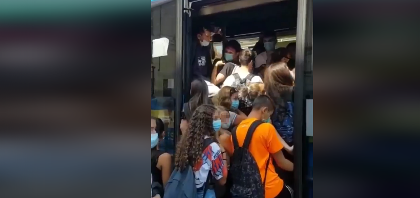 Selvaggia Lucarelli mostra gli studenti torinesi compressi sul bus: alla faccia del distanziamento