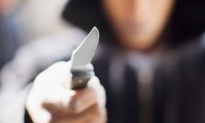 Derubato del telefono cellulare sotto la minaccia di un coltello