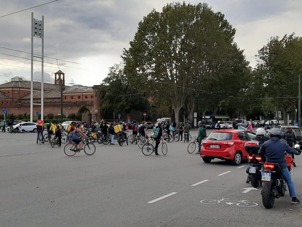 Riders bloccano il traffico di Torino, sotto un cielo plumbeo è un concerto di clacson VIDEO