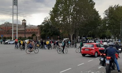 Riders bloccano il traffico di Torino, sotto un cielo plumbeo è un concerto di clacson VIDEO