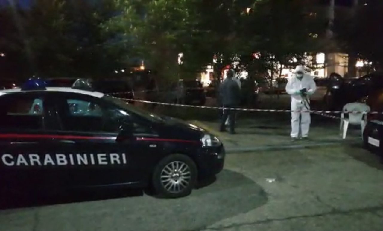 Sulla sedia a rotelle spara alla compagna 41enne e la fa finita