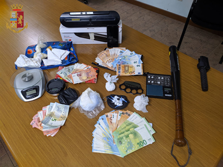 Cani poliziotto fiutano droga nella cucina di un locale in Vanchiglia