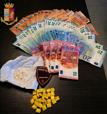 Nasconde la droga in un talismano della buonasorte, ma la fortuna gli gira le spalle