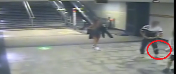 Agghiacciante tentato omicidio con una roncola alla stazione della metro: minorenne ferito VIDEO