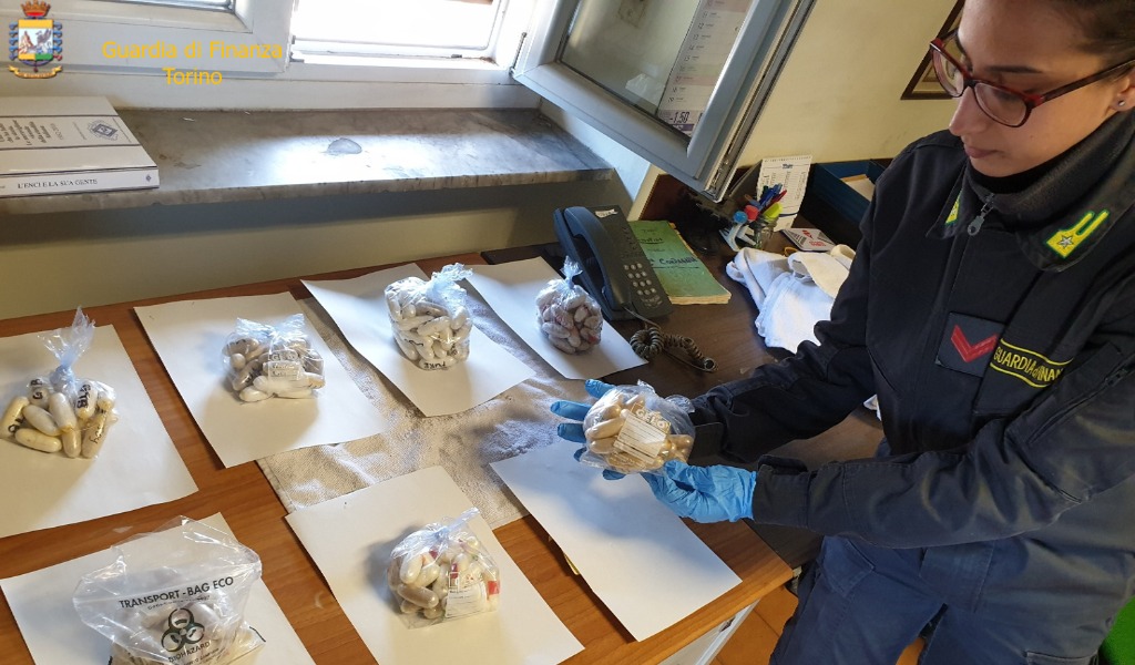 Sull’autobus dalla Francia con un centinaio di ovuli di cocaina nello stomaco FOTO