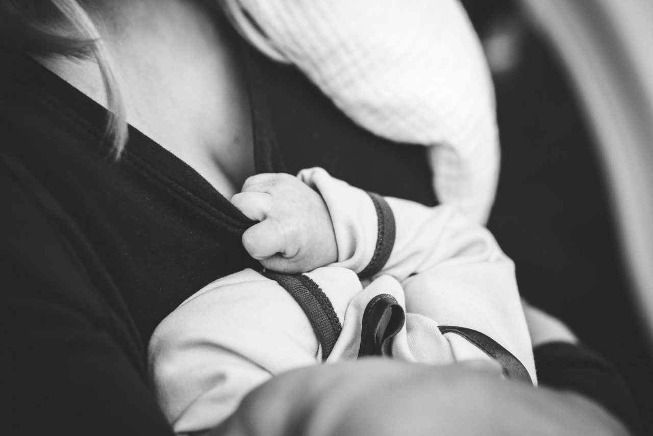 Il latte materno non trasmette il Covid al bambino: la scoperta è made in Torino