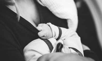 Il latte materno non trasmette il Covid al bambino: la scoperta è made in Torino
