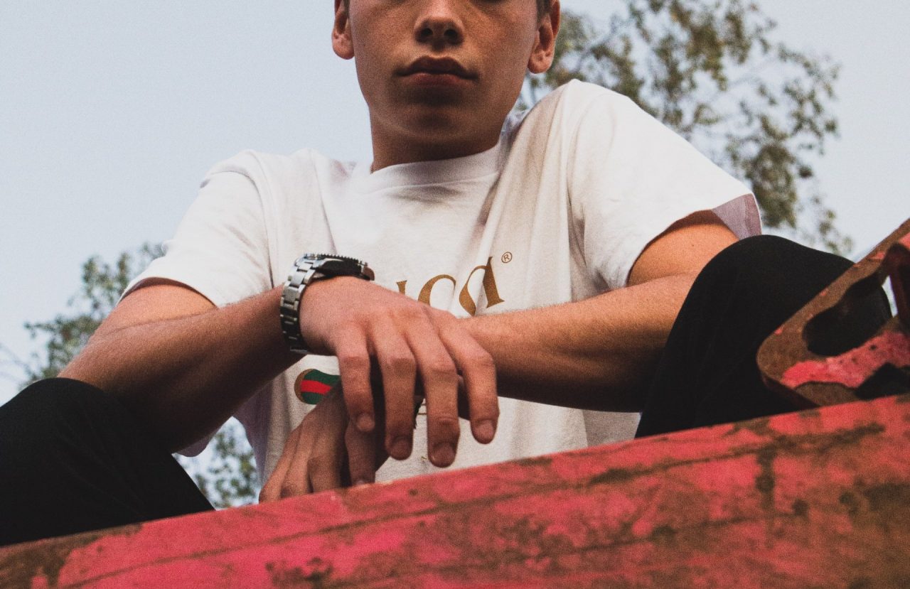 Ragazzino molesto e commesso fanno a botte, poi interviene la famiglia