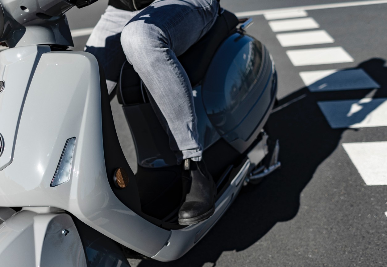 Motociclista fugge con due borselli appena rubati, peccato che cada dopo pochi metri sotto gli occhi del proprietario