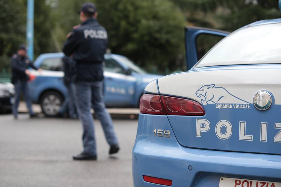 Ragazza scippa 20 euro a due amiche per pagare lo spacciatore: arrestata