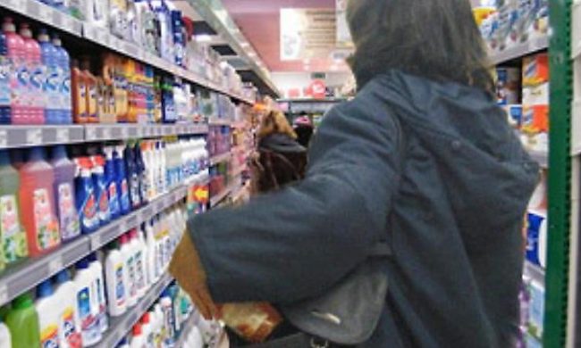 Presa la “compagnia dei cosmetici”: rubati rossetti, mascara e spazzolino da denti
