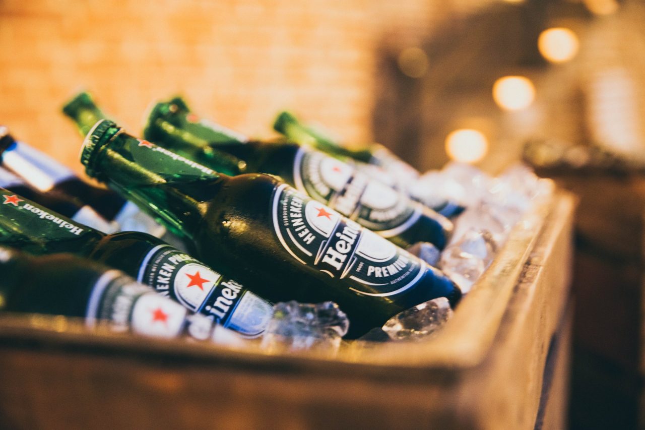 Poliziotti intervengono per sedare una colluttazione nata per una birra