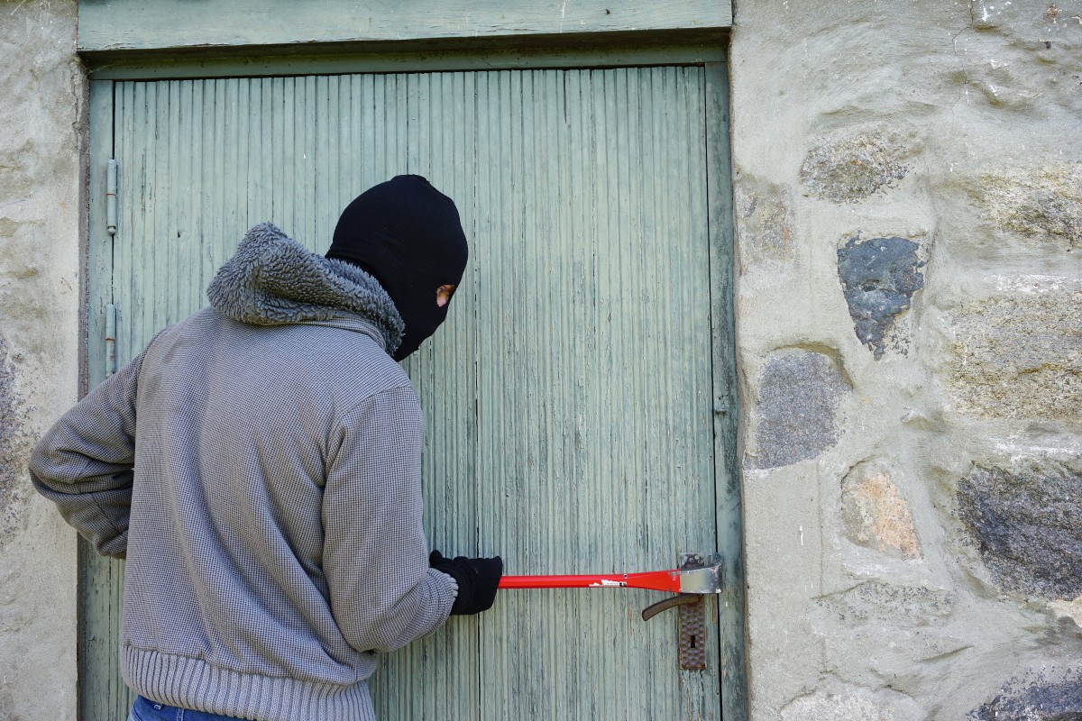 Tentano furto in appartamento ma scatta l’antifurto e tocca scappare