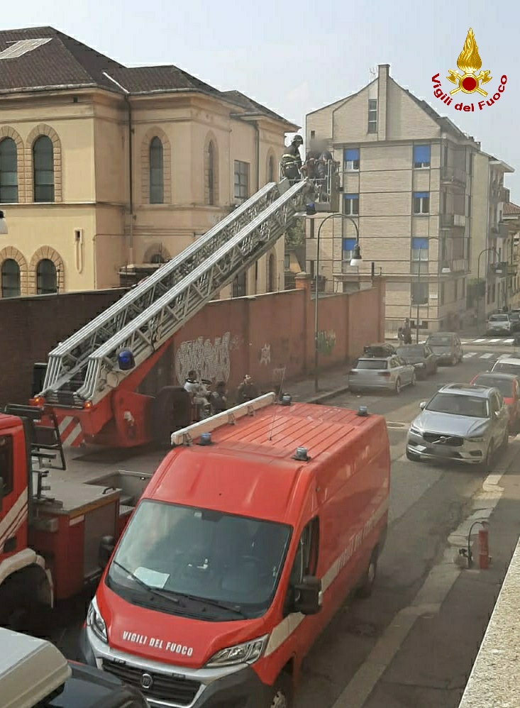 Incendio in un appartamento a Torino, 15 persone evacuate