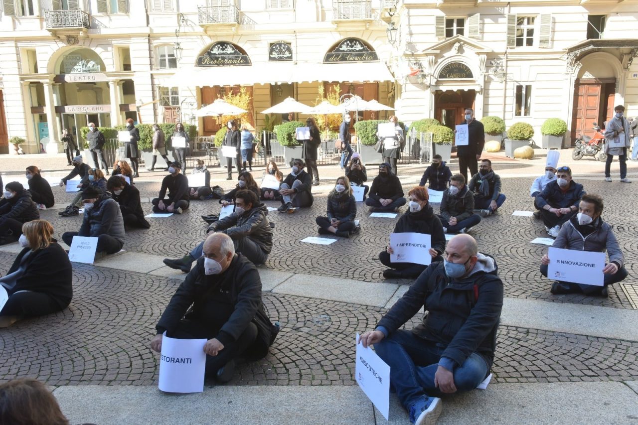 “Siamo a terra: chiediamo rispetto morale e intellettuale”il flash mob di Piazza Carignano