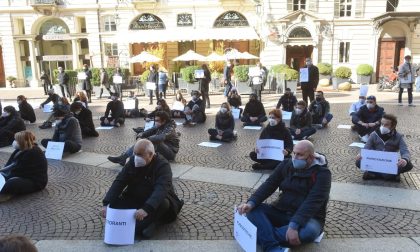 "Siamo a terra: chiediamo rispetto morale e intellettuale"il flash mob di Piazza Carignano