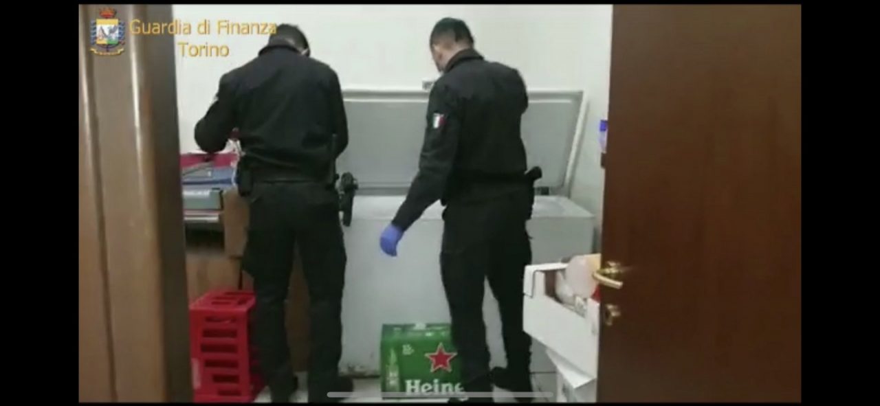 Market degli orrori: alimenti scadenti e laboratorio clandestino nel bagno VIDEO