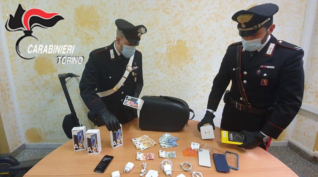 Sfreccia nel centro commerciale col monopattino rubato e un tesoretto nello zaino VIDEO