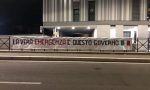 Striscione affisso nella notte a Torino: "La vera emergenza è questo Governo"